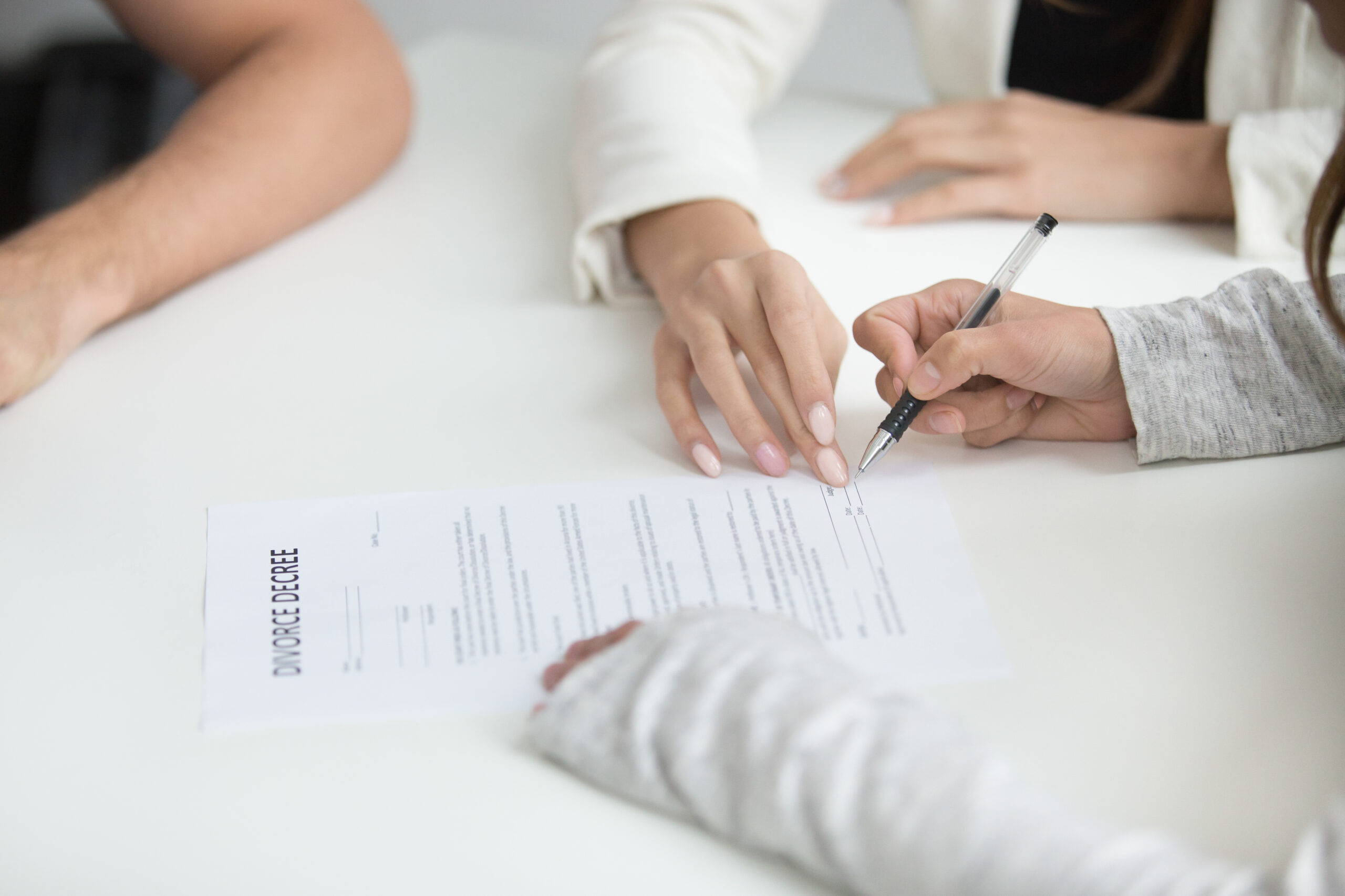 Firmando documentos legales en A.S Abogados & Asoc